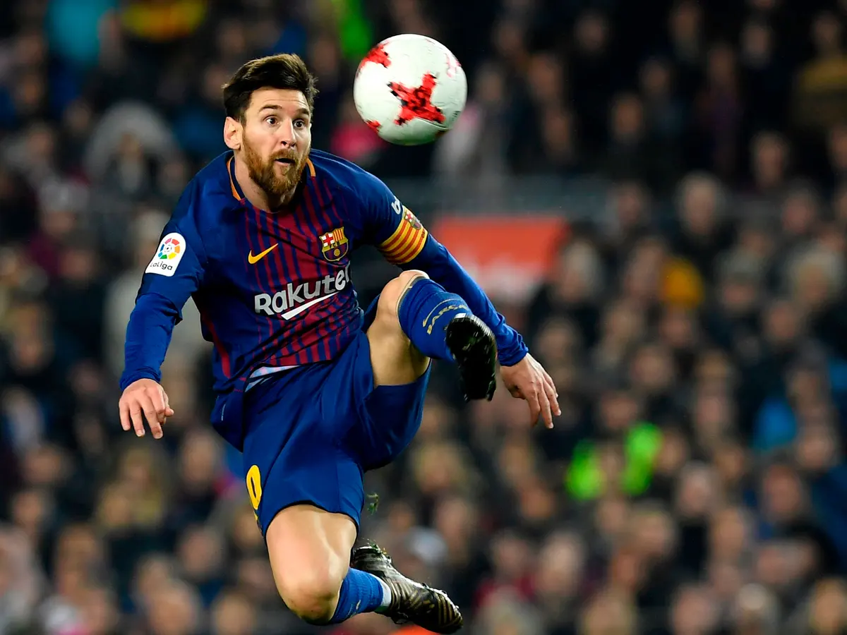 Messi thuận chân nào? Tìm hiểu về cách chơi và thói quen của siêu sao bóng đá - Vé Bóng Đá Online